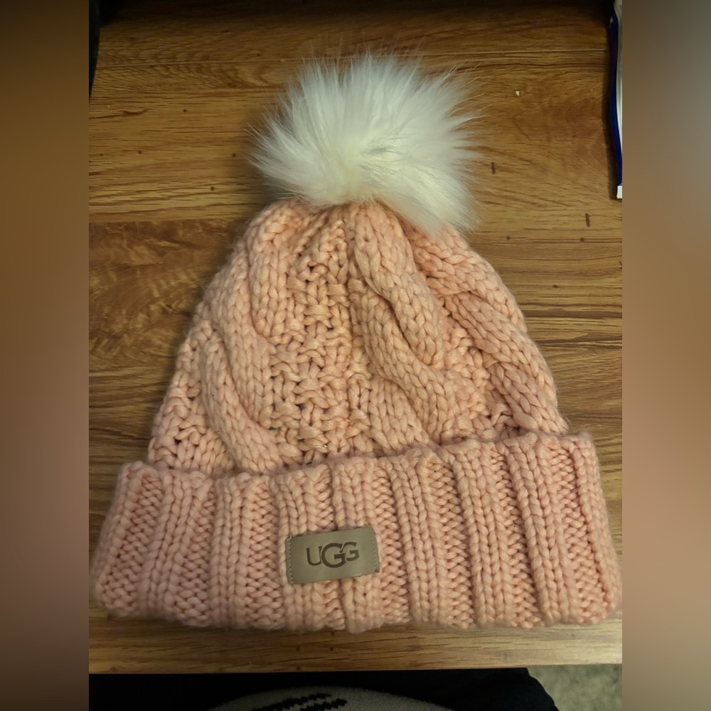 UGG- Cable Knit Pom Beanie
